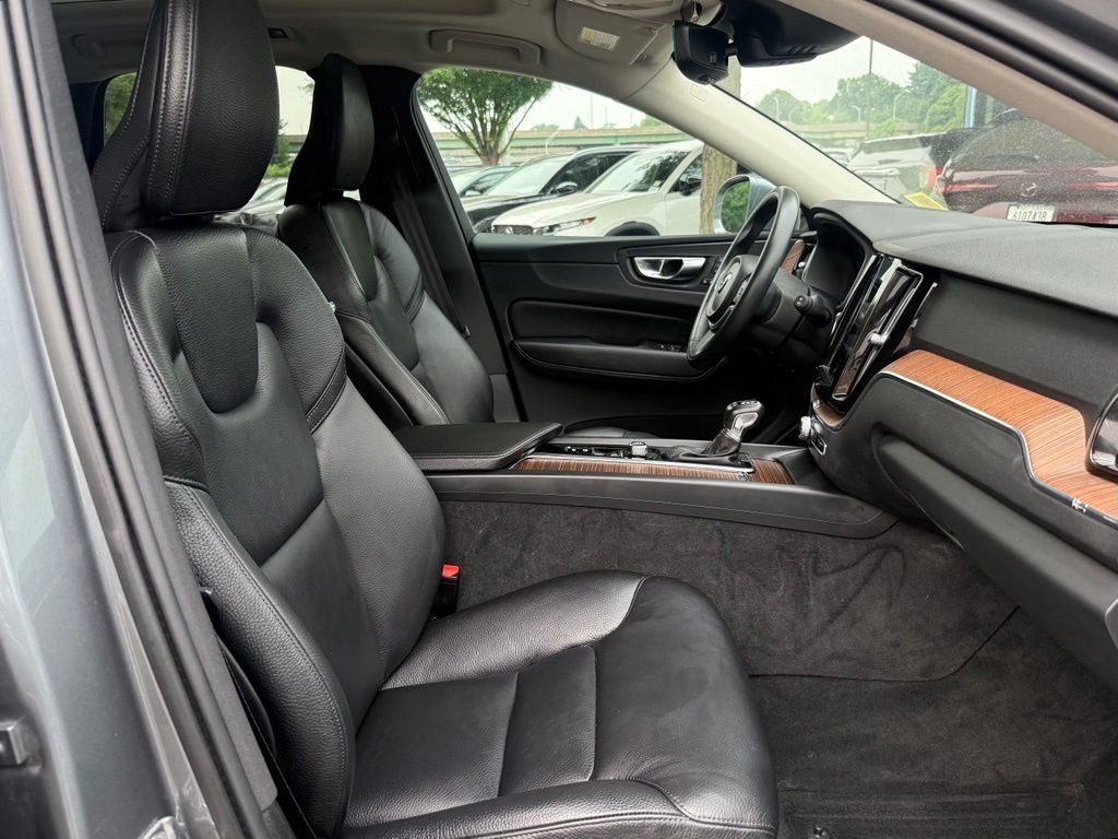 Used 2021 Gray Volvo T5 Momentum image 32