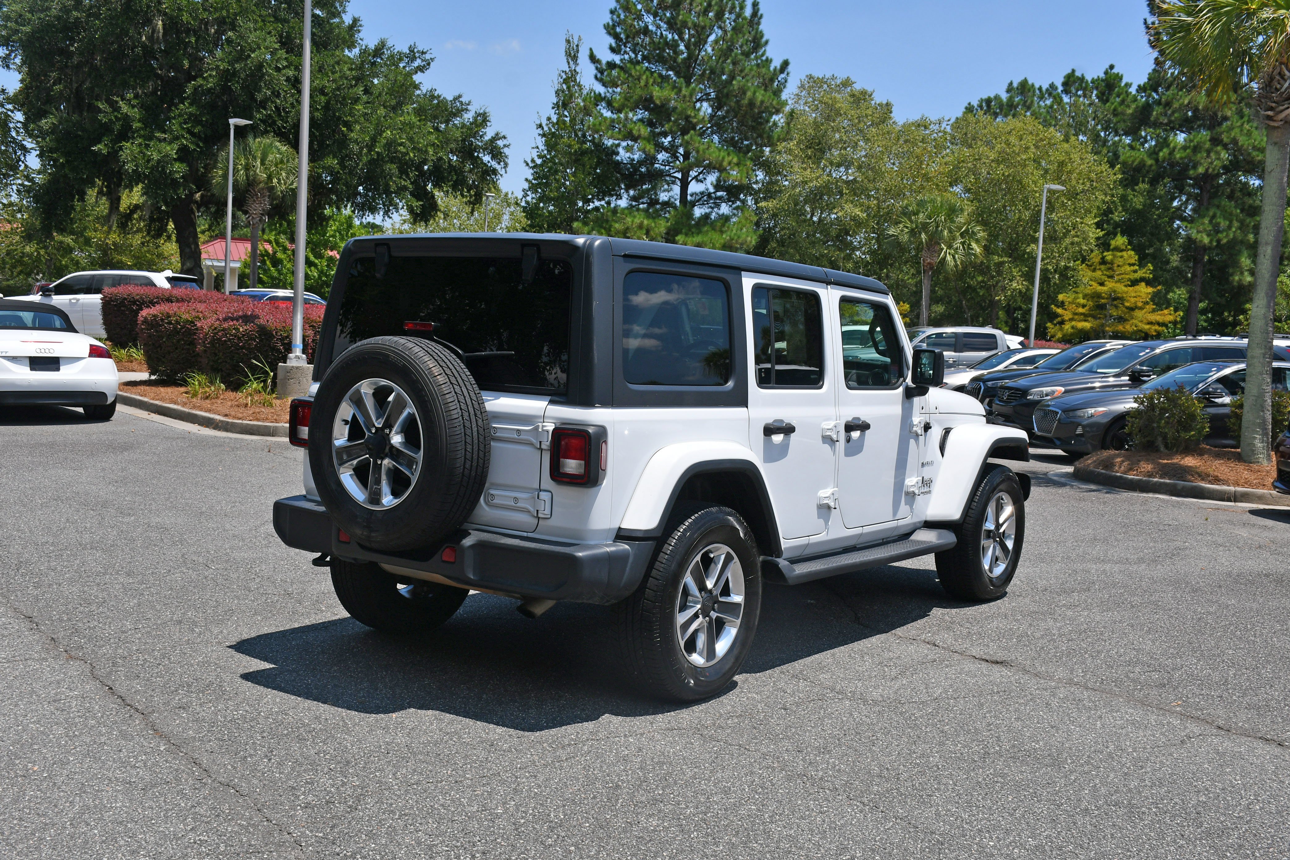 Used 2021 White Jeep Unlimited Sahara image 4