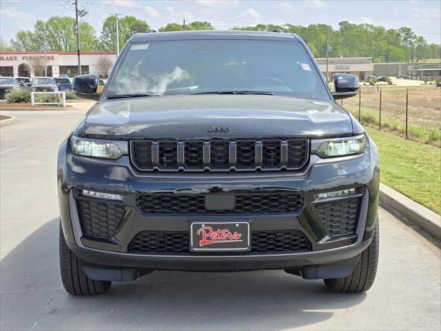New 2026 Diamond Black Crystal Pearl-Coat Exterior Paint Jeep Limited image 2