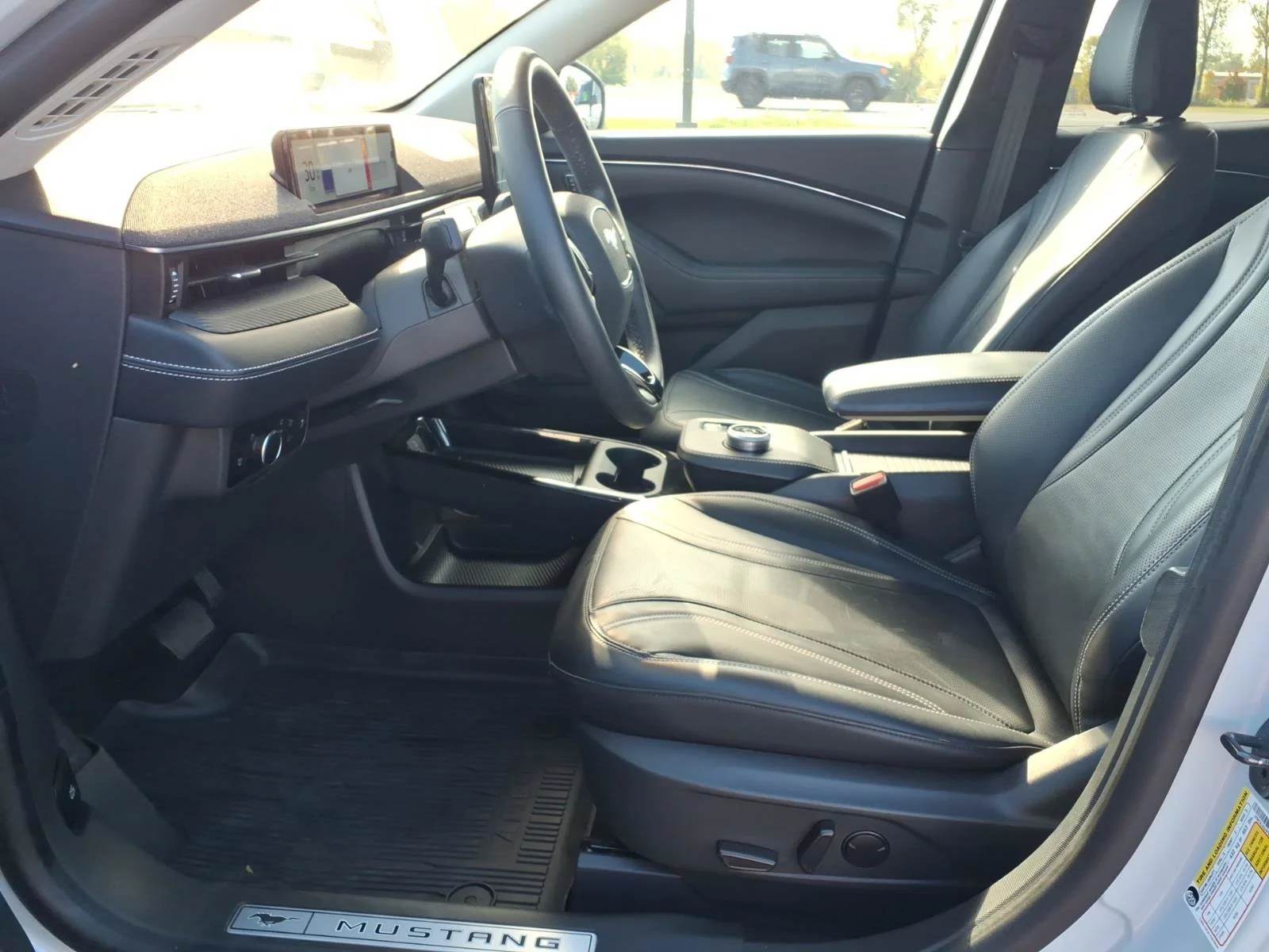 Used 2023 White Metallic Ford Premium image 22