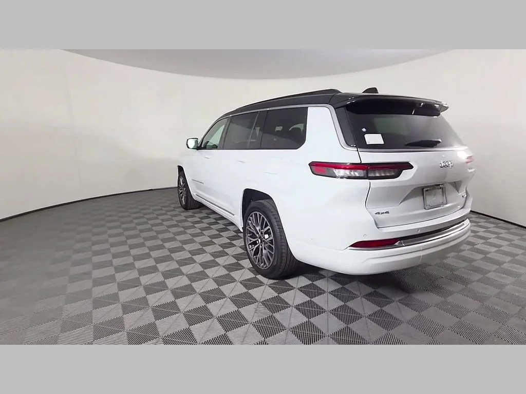 New 2026 Bright White Clear-Coat Exterior Paint Jeep Summit image 31