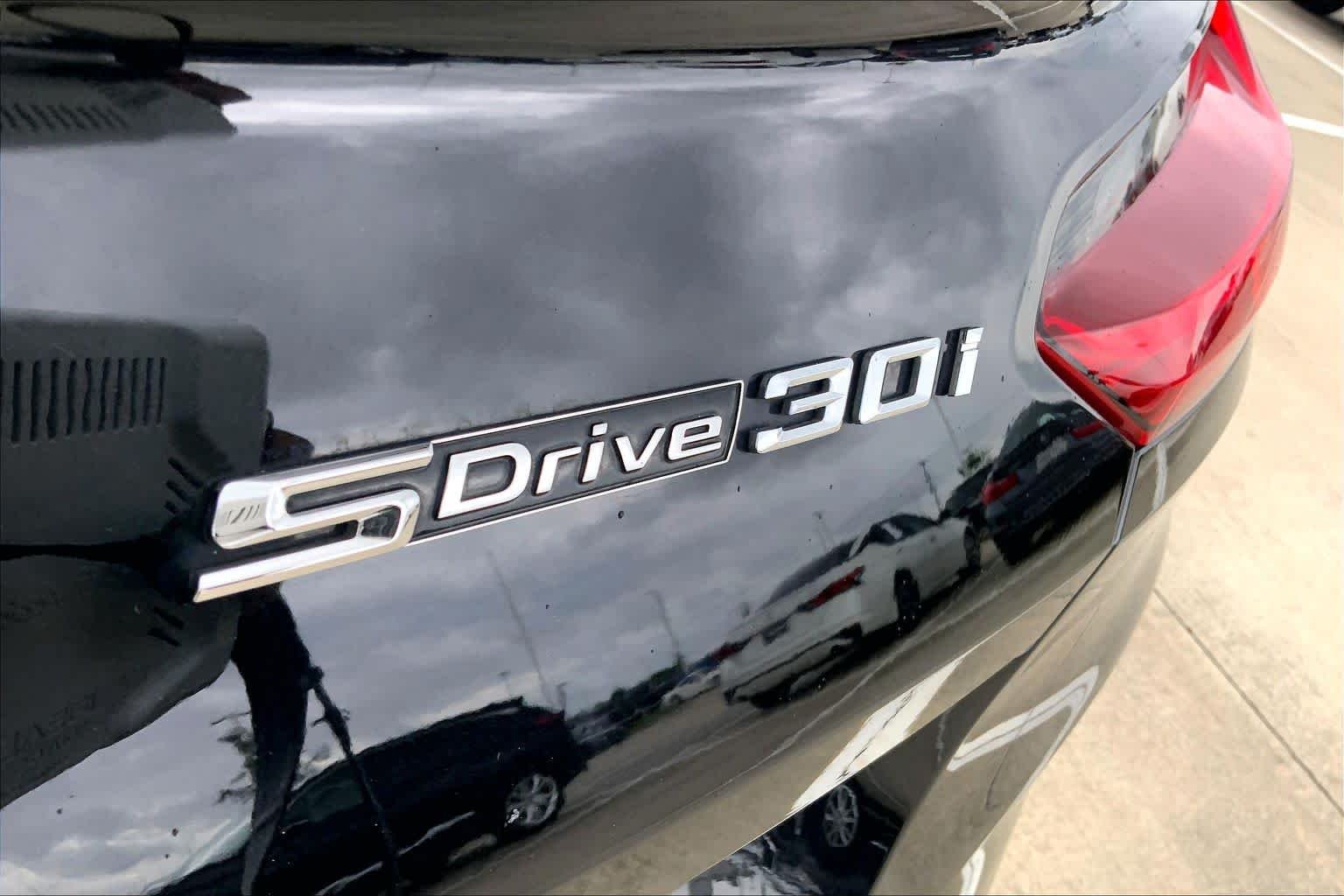 Used 2026 Black Sapphire Metallic BMW sDrive30i image 9
