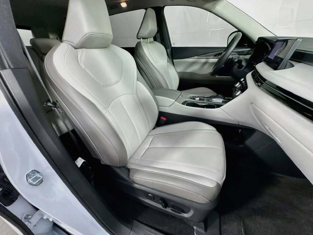 Certified Used 2027 White INFINITI LUXE image 40