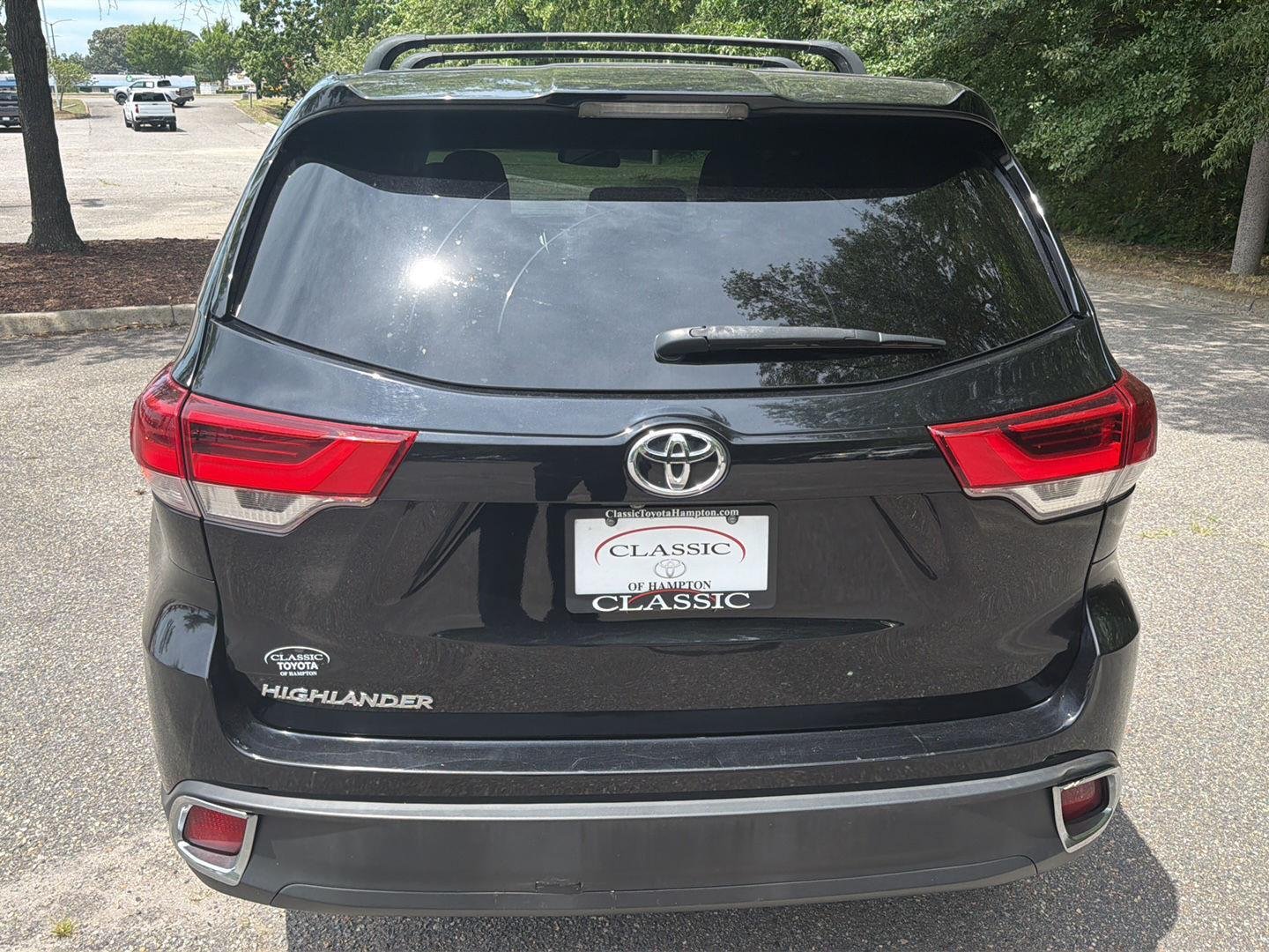 Used 2019  Toyota LE image 4