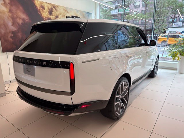 New 2026 Fuji White Land Rover SE image 4