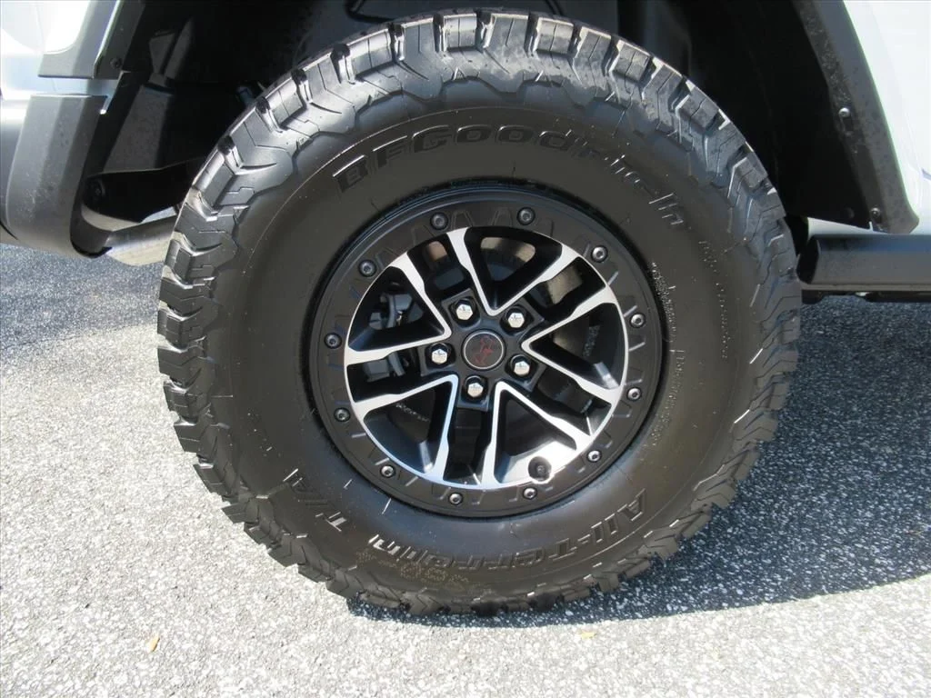 New 2026 Bright White Clear-Coat Exterior Paint Jeep Rubicon X image 9