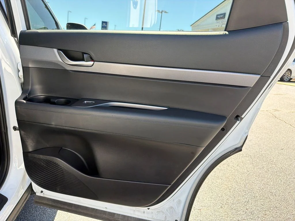 Used 2022 White Hyundai SE image 16