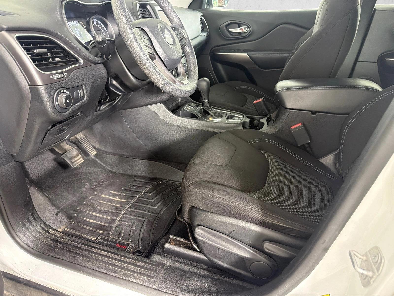 Used 2019 Bright White Clearcoat Jeep Latitude image 9