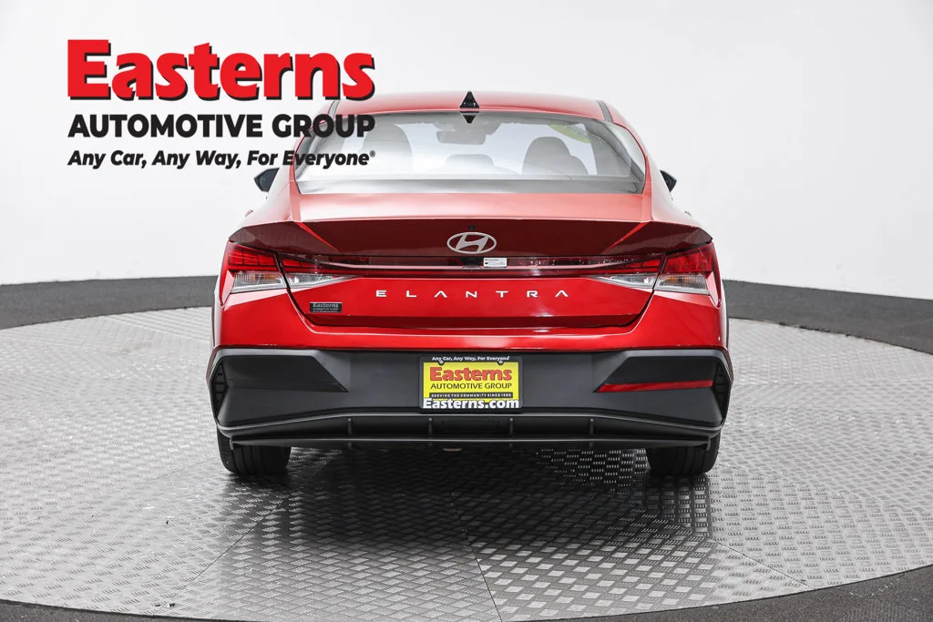 Used 2025 Red Hyundai SEL Convenience image 6