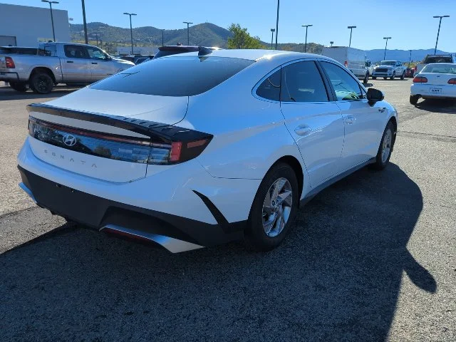 Used 2025 White Hyundai SE image 3