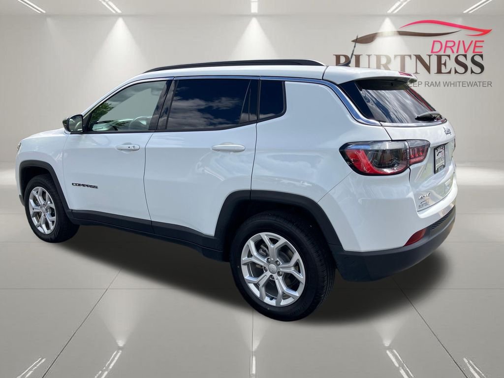 Used 2024 White/off-white Jeep Latitude image 6