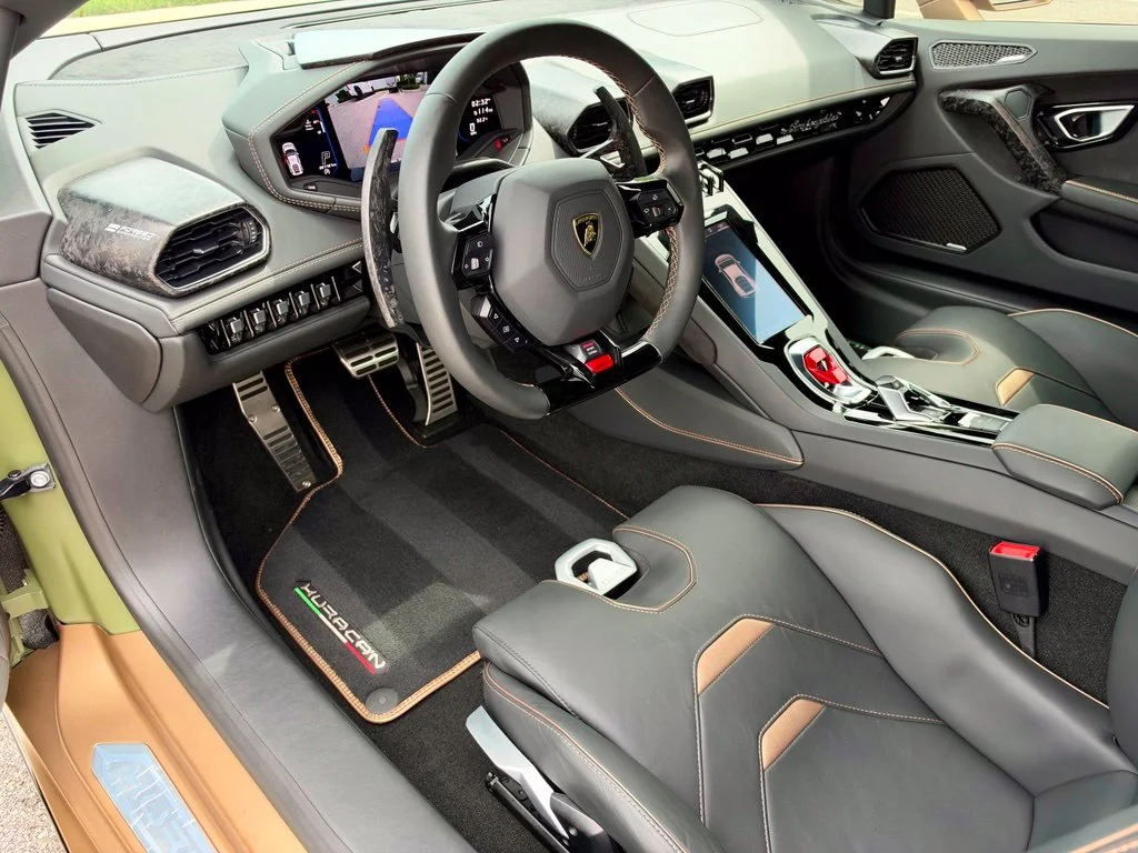 Used 2022 Green Lamborghini  image 18