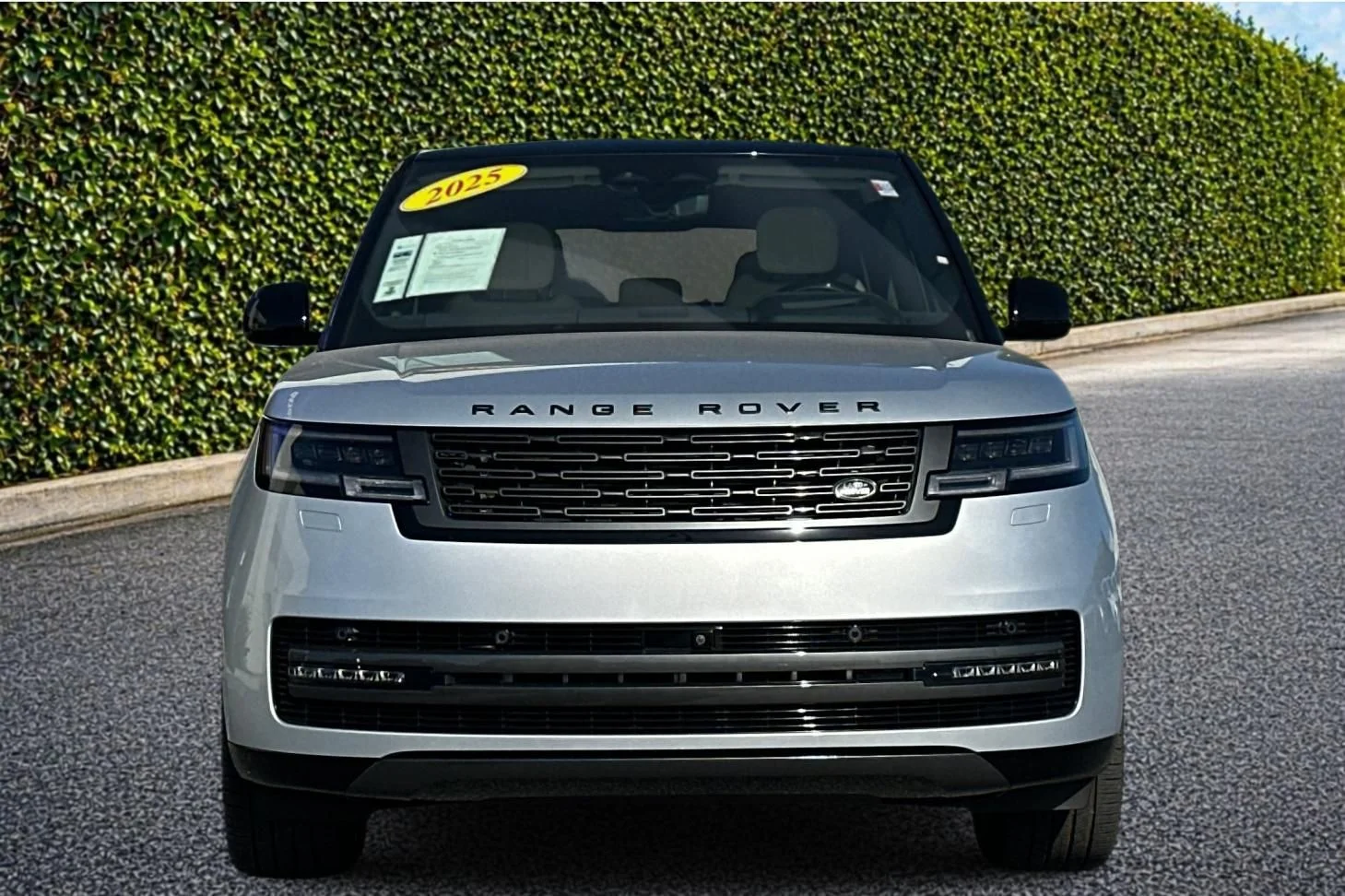 Used 2025  Land Rover SE image 9