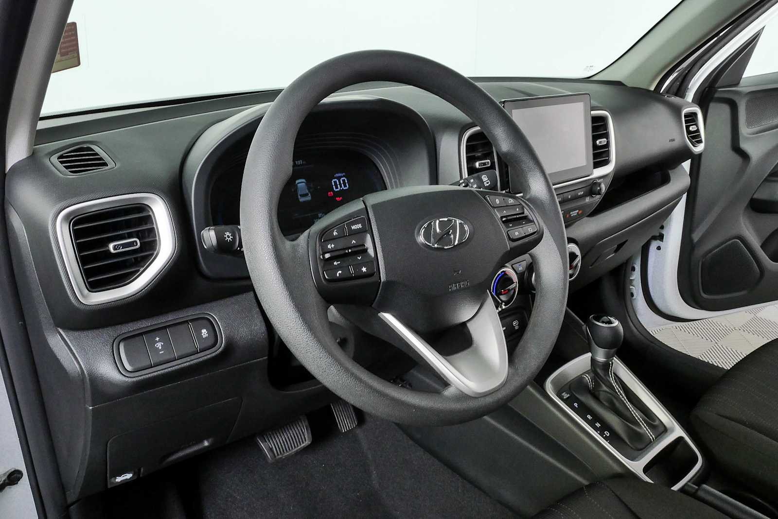 Used 2023 Lunar White Hyundai SE image 6
