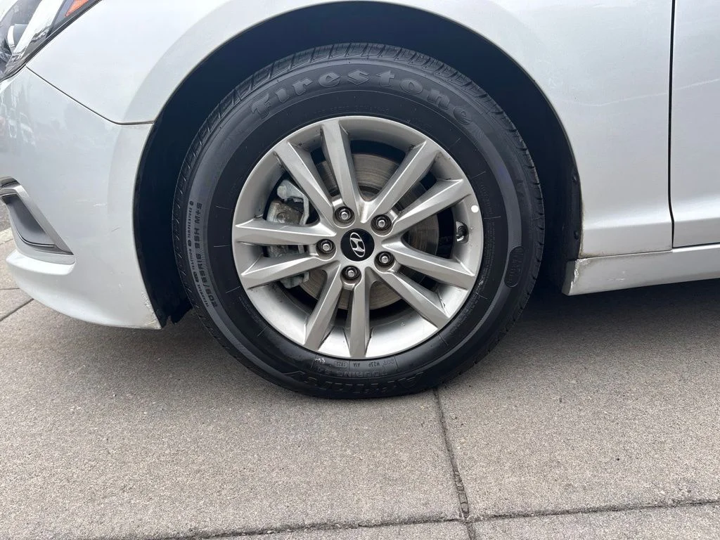 Used 2016 Silver Hyundai SE image 11