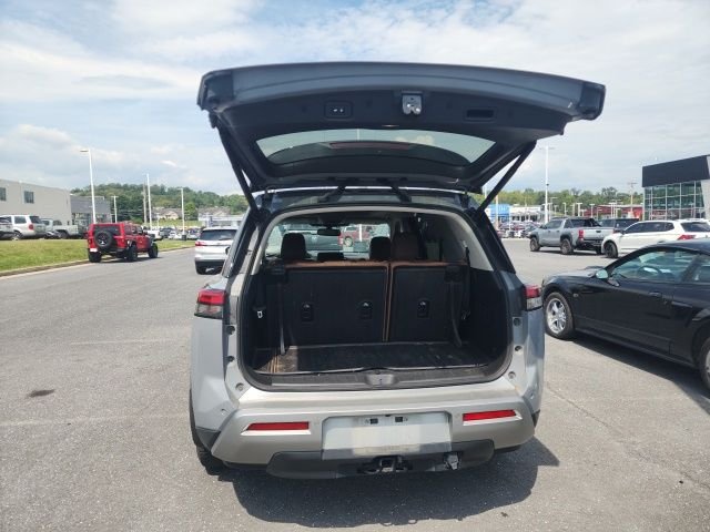 Used 2022 Gray Nissan Platinum image 9