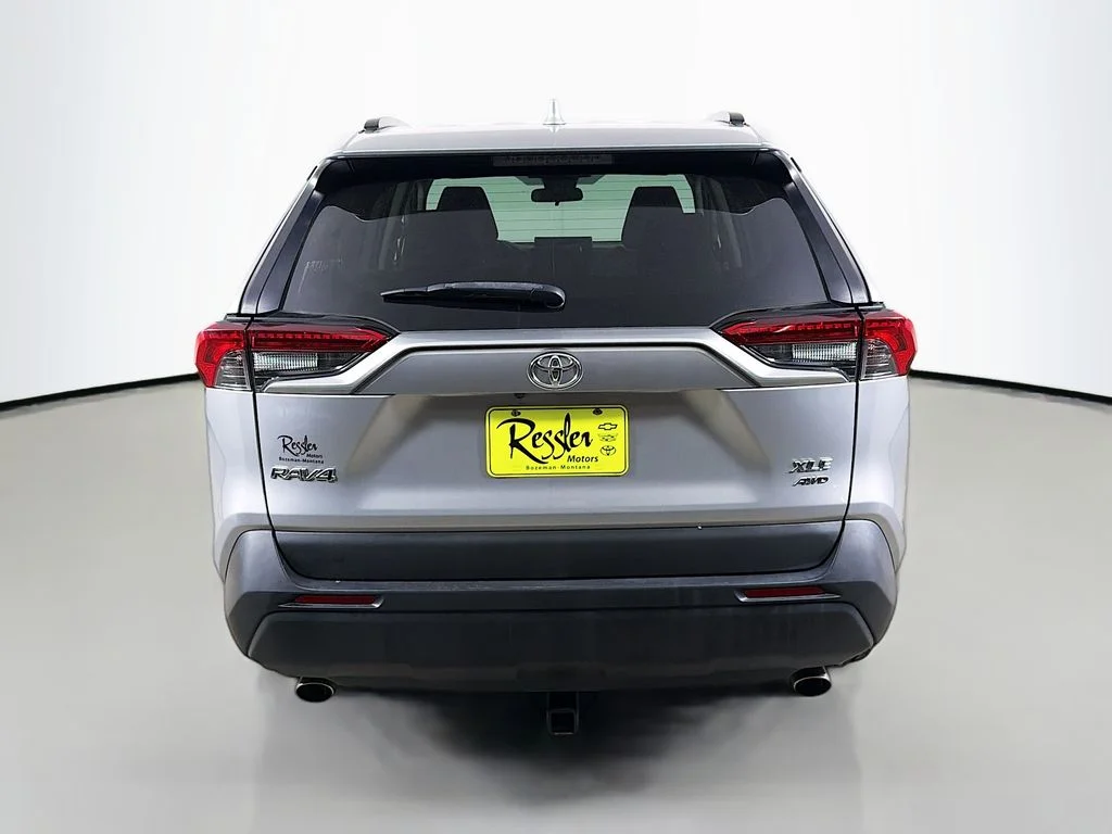 Used 2021 Silver Toyota XLE image 7