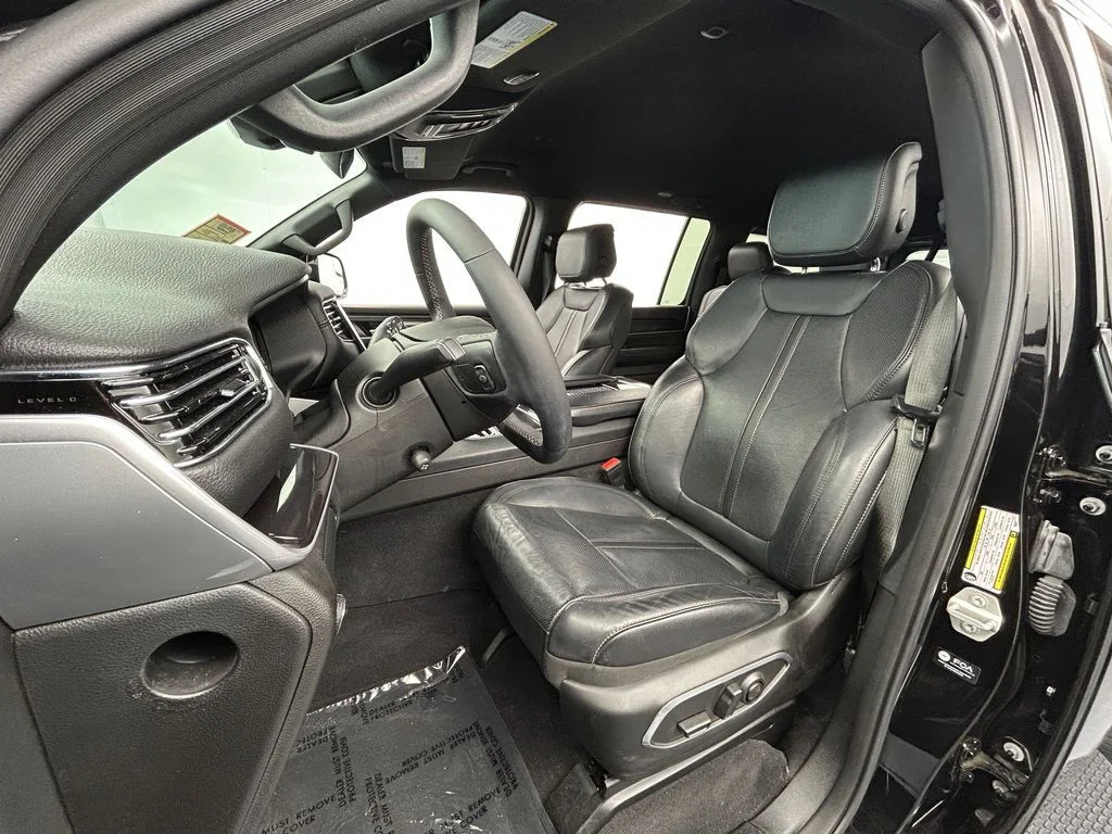 Used 2023 Diamond Black Crystal Pearlcoat Jeep Base image 9