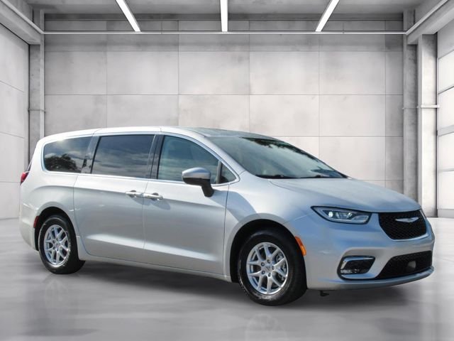 2023 Chrysler Pacifica Touring L's photo