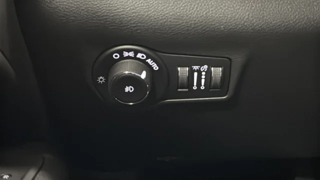 New 2026 Diamond Black Crystal Pearlcoat Jeep Latitude image 29