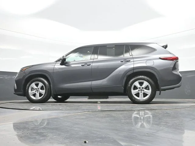Used 2022 Gray Toyota LE image 20