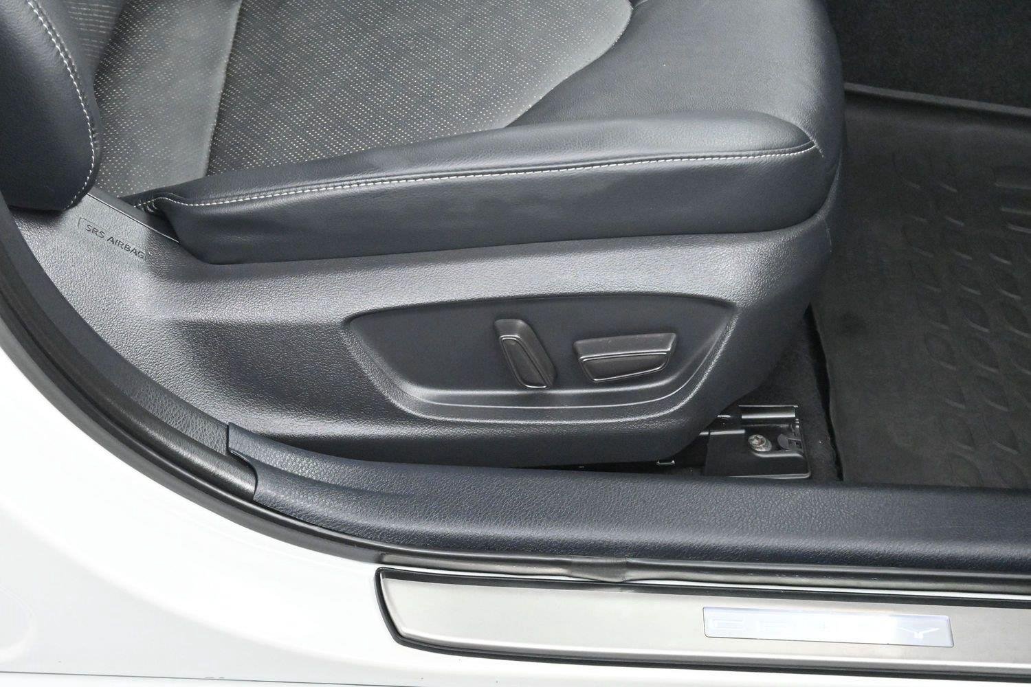 Used 2022 Wind Chill Pearl Toyota XSE image 33