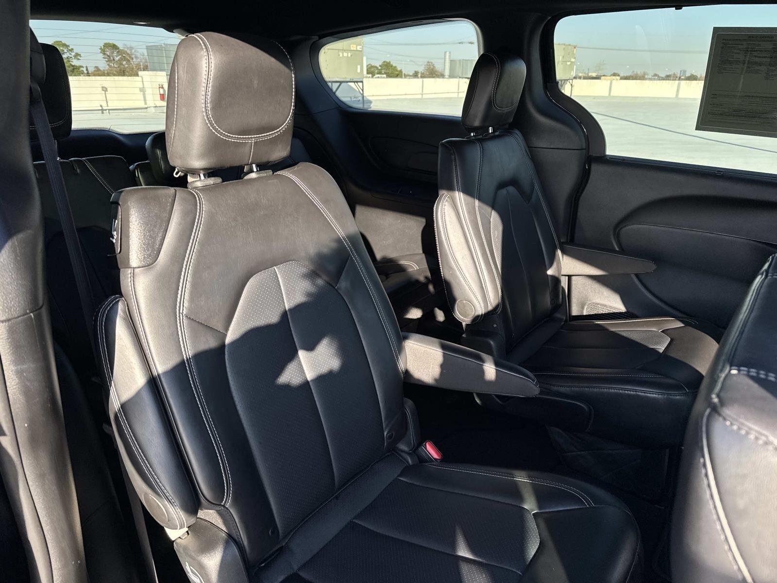 Used 2025 Diamond Black Crystal Pearlcoat Chrysler Select image 8