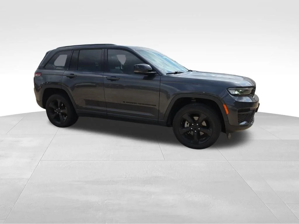 Used 2023 Gray Jeep Altitude X image 4