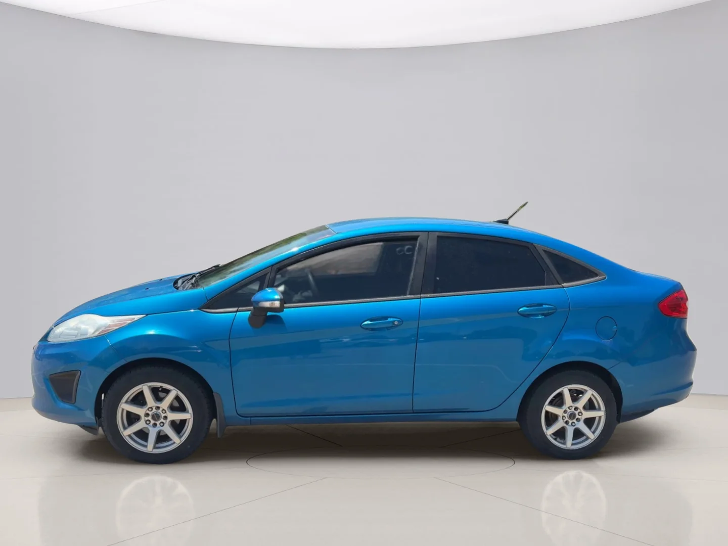 Used 2013 Blue Ford SE image 8