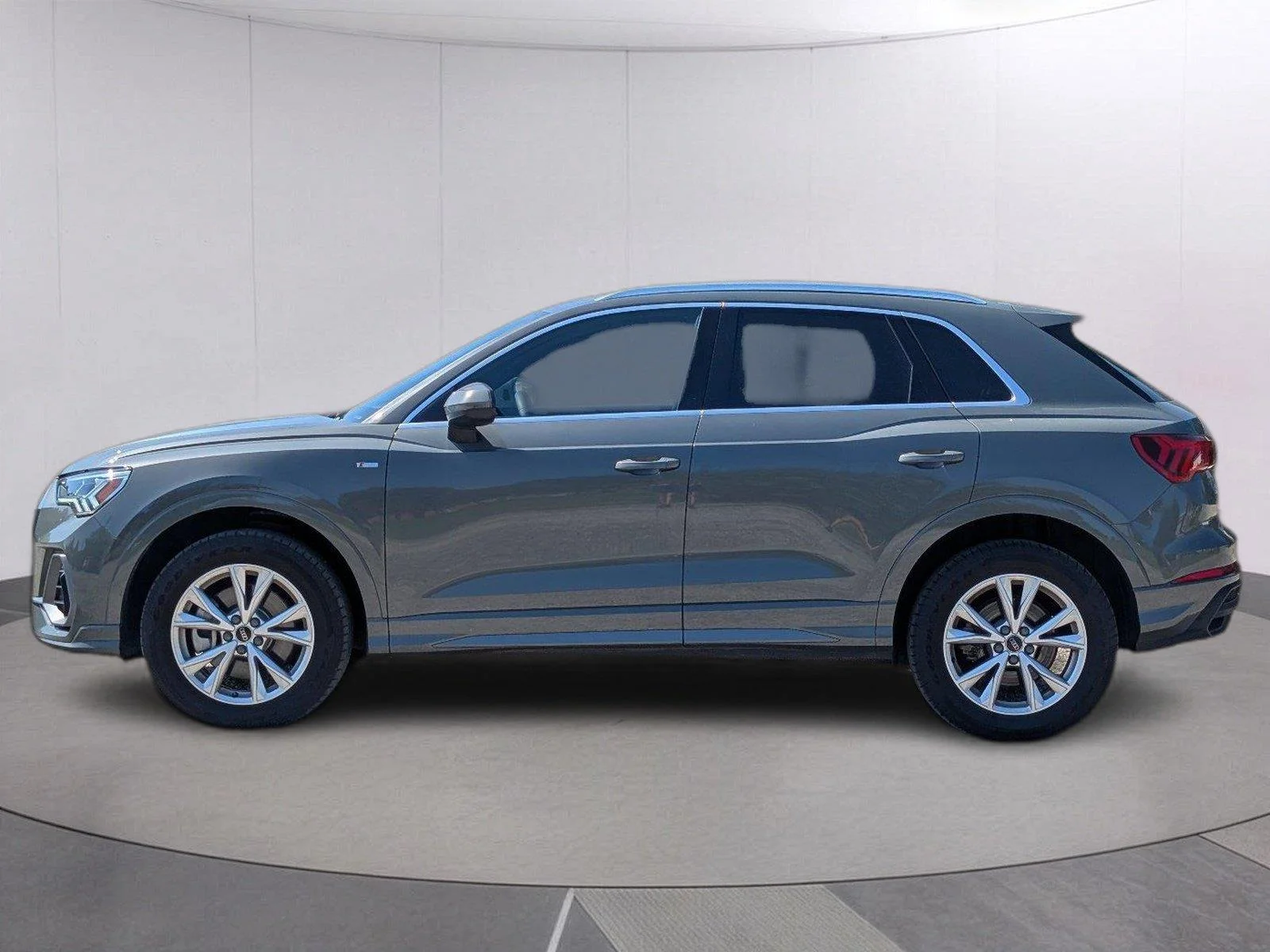 Used 2025  Audi S line Premium image 2