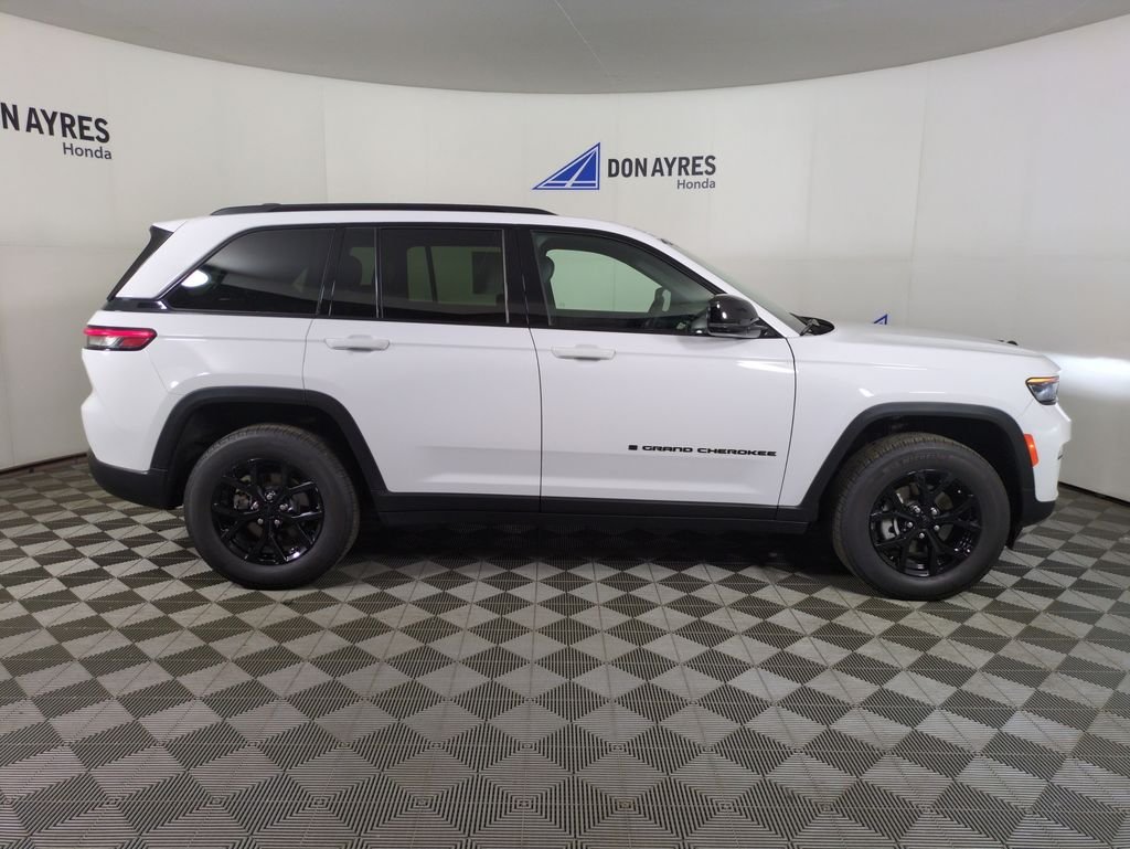 Used 2025  Jeep Altitude X image 9