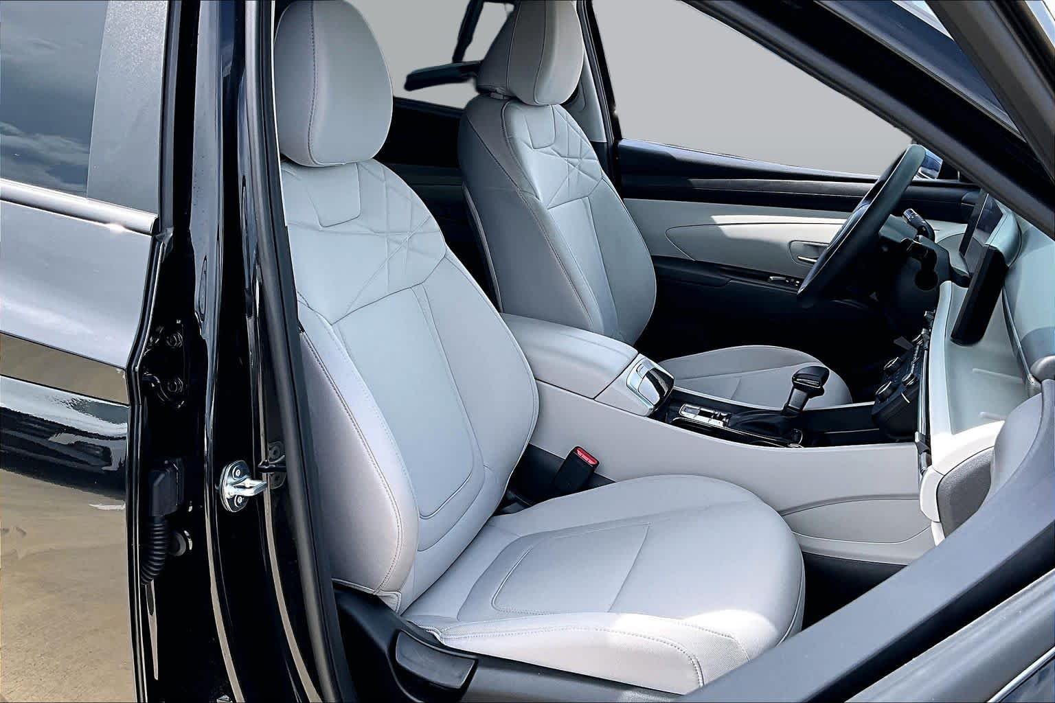 Used 2025 Phantom Black Hyundai SE image 9