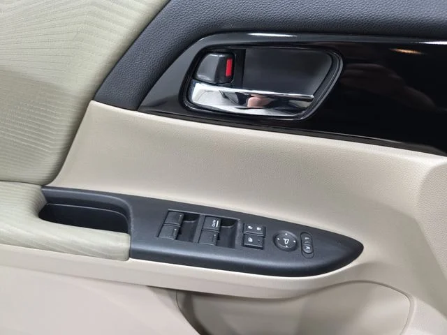 Used 2017  Honda LX image 28