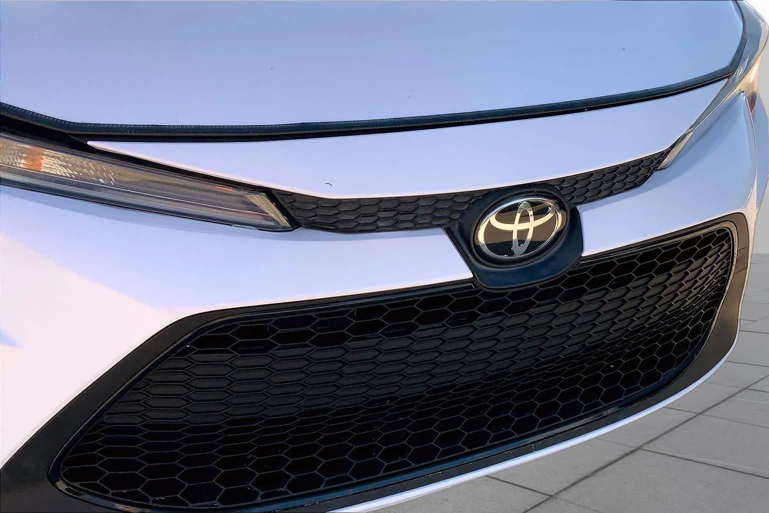 Used 2022 White Toyota LE image 29