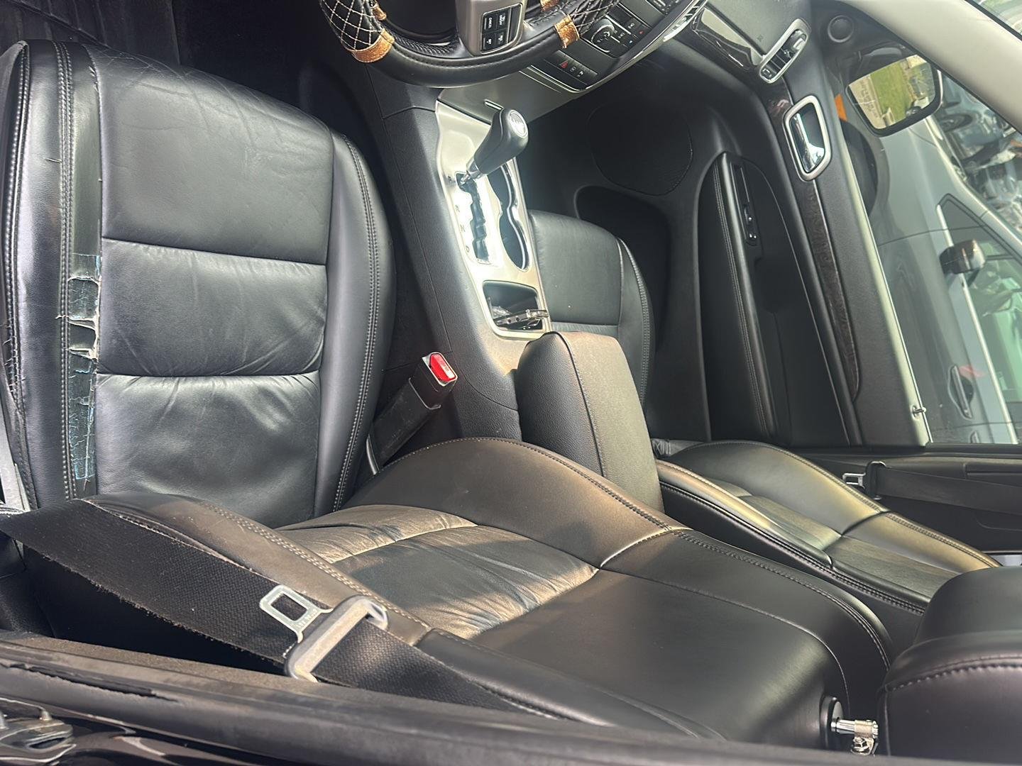 Used 2011 Brilliant Black Crystal Pearl Jeep Laredo image 11