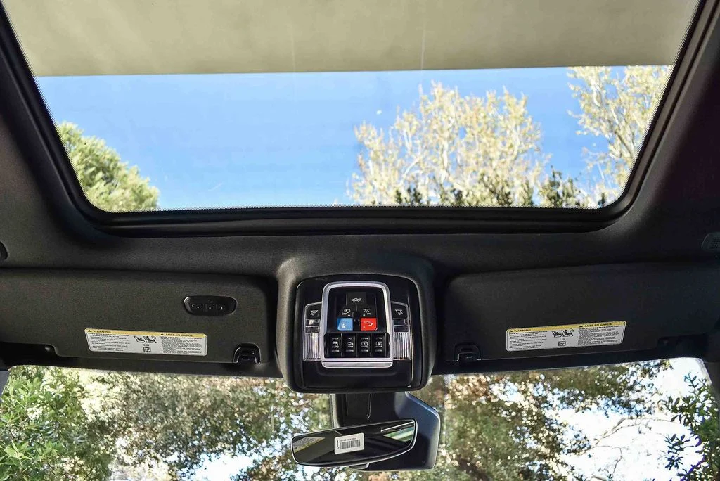New 2026 Ivory White Tri-Coat Pearl-Coat Exterior Paint RAM Laramie image 17