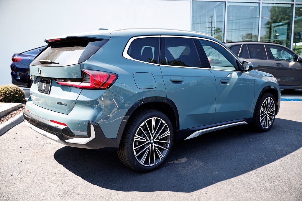 Used 2026 Cape York Green Metallic BMW xDrive28i image 4