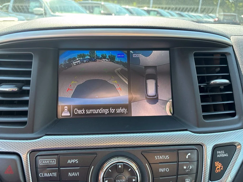 Used 2018 White Nissan SL image 13