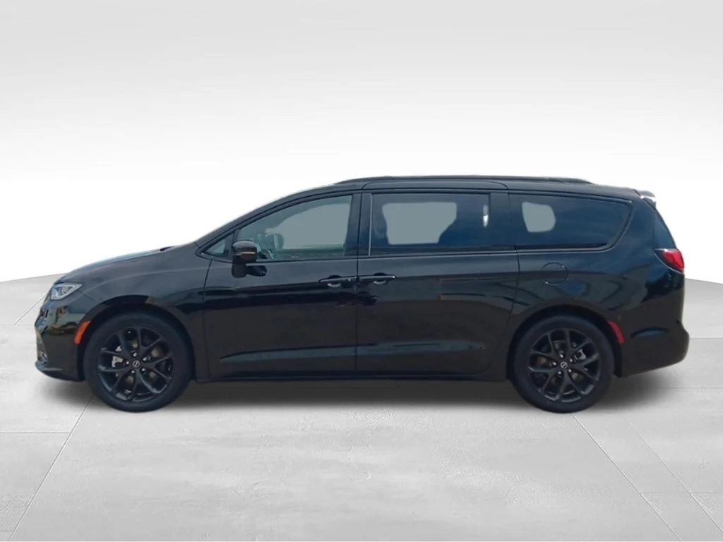 Used 2025 Diamond Black Crystal Pearlcoat Chrysler Limited image 4