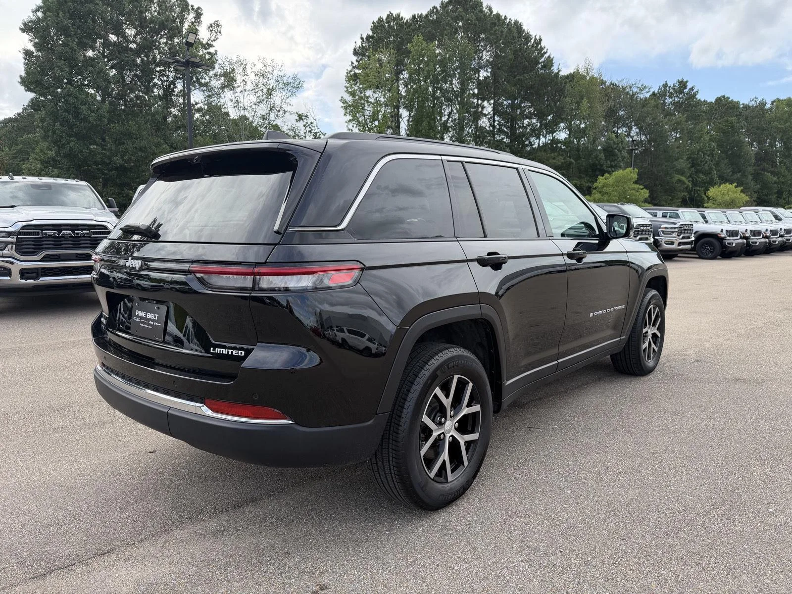 Used 2025 Diamond Black Crystal Pearlcoat Jeep Limited image 6