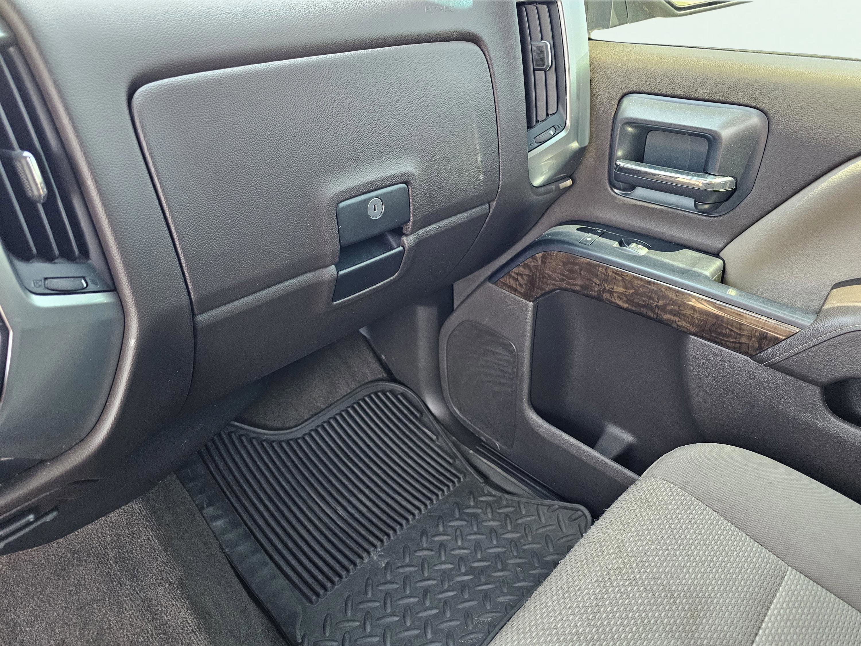 Used 2015 White Diamond Tricoat Chevrolet LT image 25