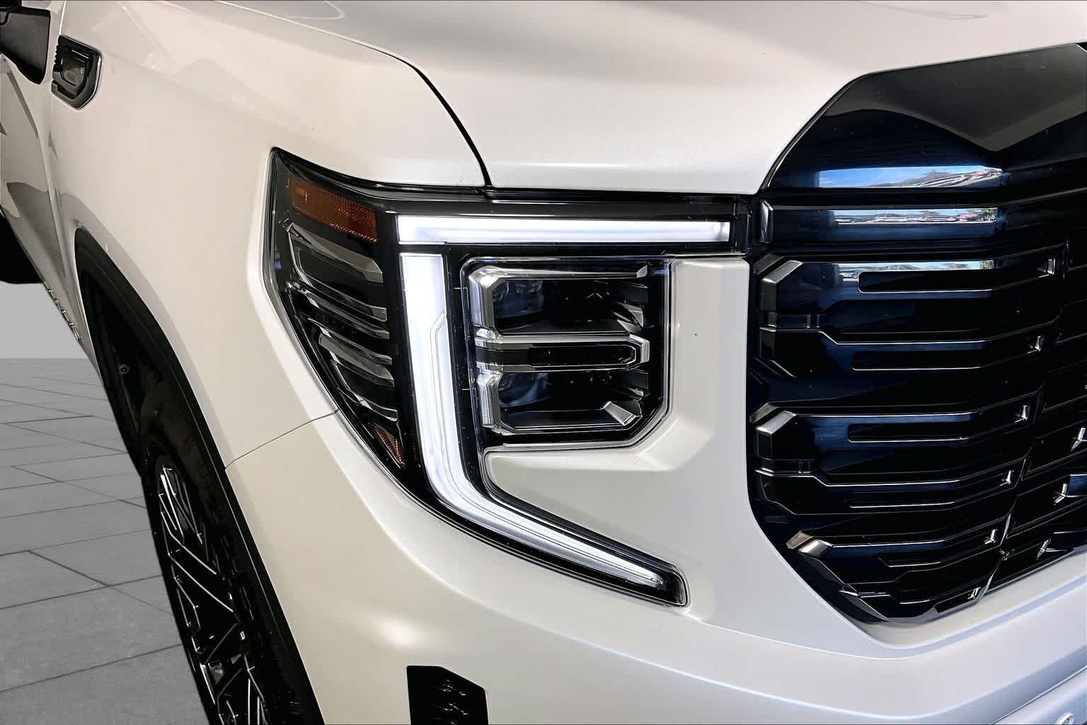 Used 2022 White Frost Tricoat GMC Denali Ultimate image 26