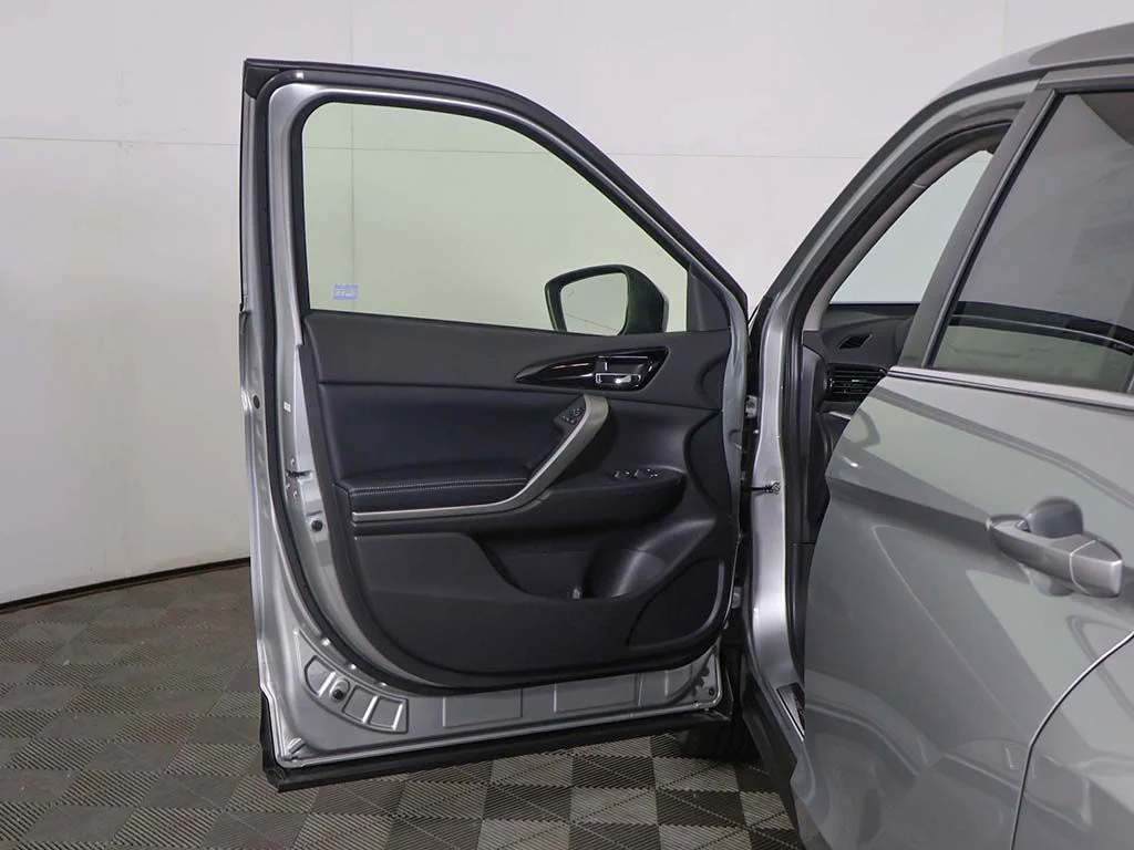 New 2026 Silver Mitsubishi SE image 18