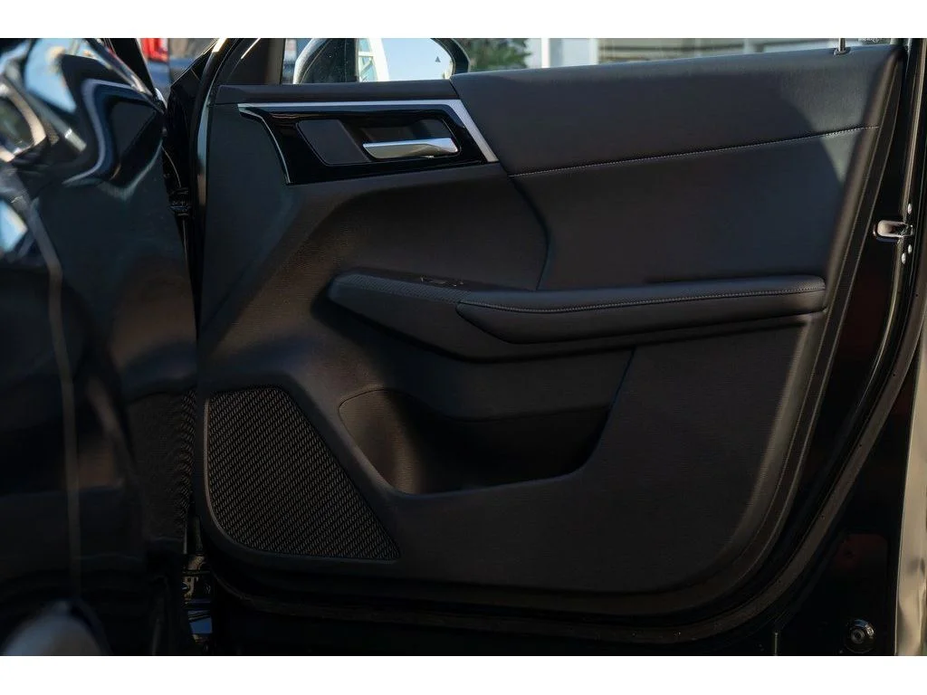 2025 Mitsubishi Outlander Plug-in Hybrid SE - Photo 11