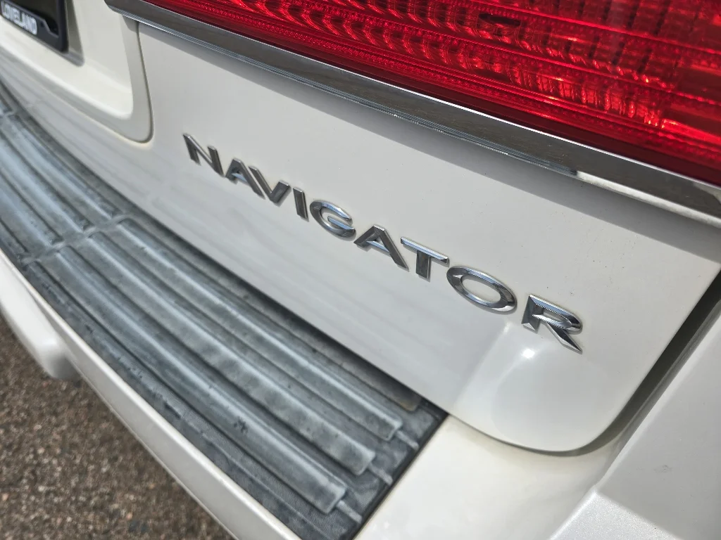 Used 2013 White Platinum Metallic Tri-Coat Lincoln  image 11