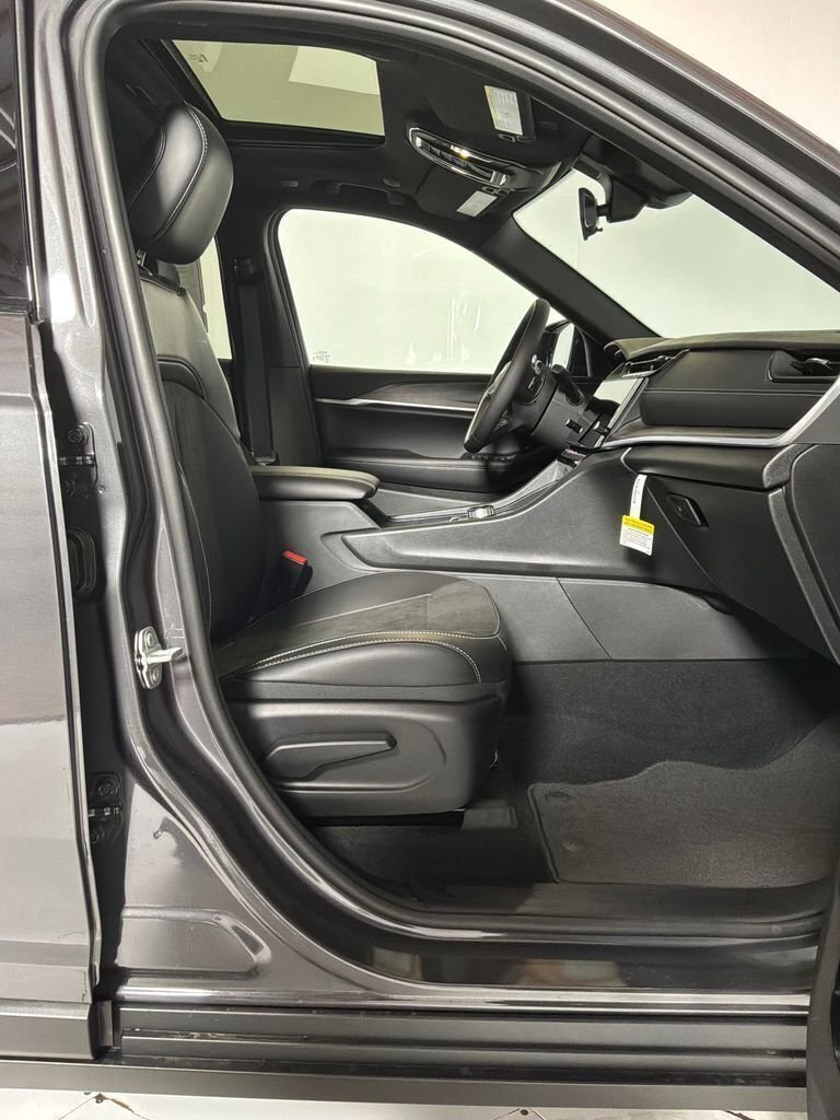 New 2026 Baltic Gray Metallic Clear-Coat Exterior Paint Jeep Altitude image 15