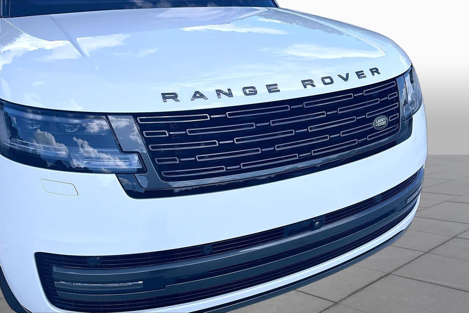 Used 2023 Icy White SV Bespoke Special Effect Satin Land Rover SE image 29