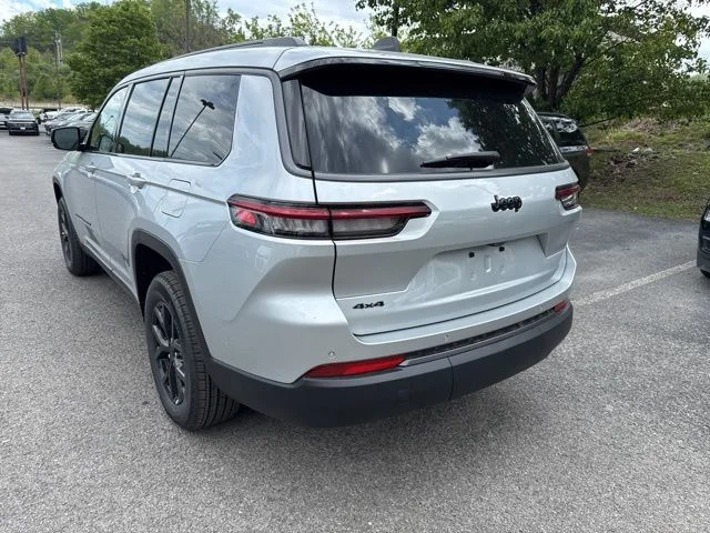 New 2026 Silver Zynith Exterior Paint Jeep Altitude image 5