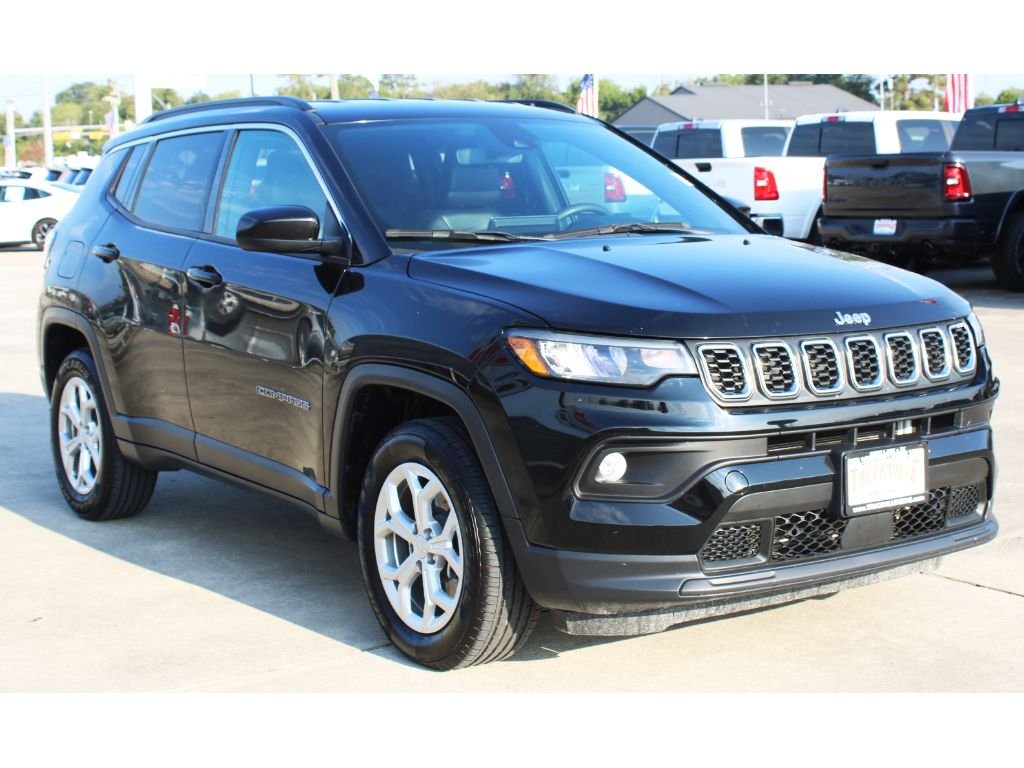 Used 2024 Diamond Black Crystal Pearlcoat Jeep Latitude image 21