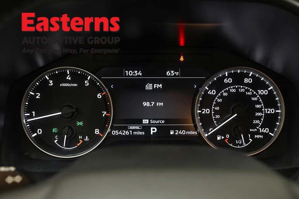 Used 2024 Silver Mitsubishi SE image 17